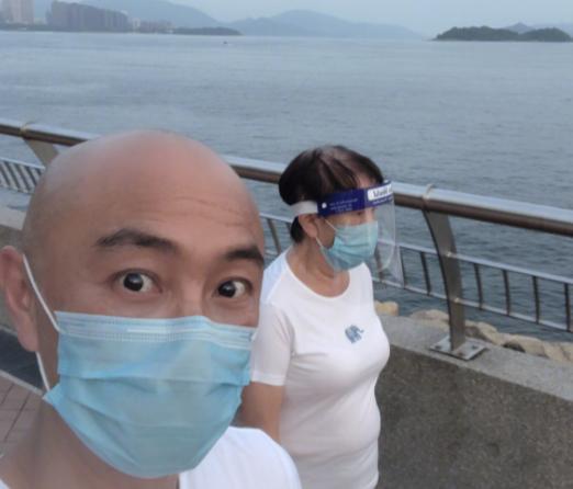 张卫健|张卫健1085万贱卖花园豪宅，弟弟曾猝死其中，亲兄弟有多年金钱恩怨