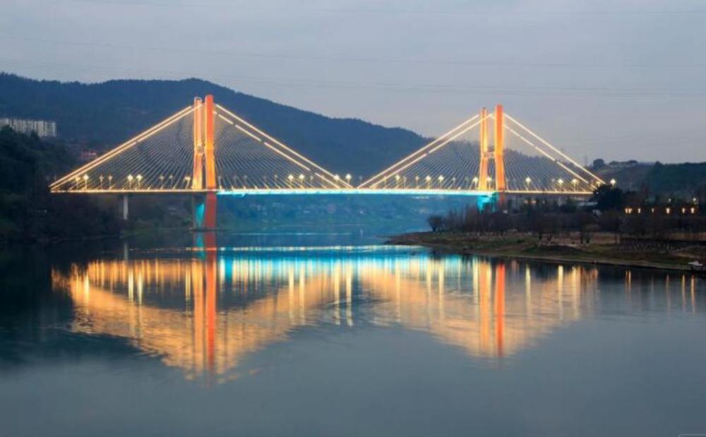 四川达州一施工车辆擅自截断金南大桥交警部门介入调查