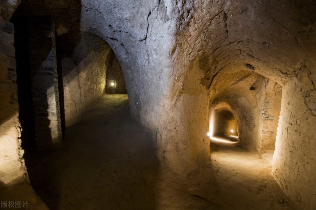 一,地下迷宫暗道密布,错综复杂