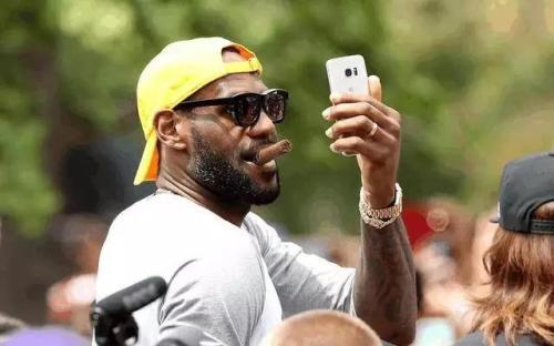 备战中的詹姆斯听音乐大口抽雪茄抽雪茄会不会影响他的体力