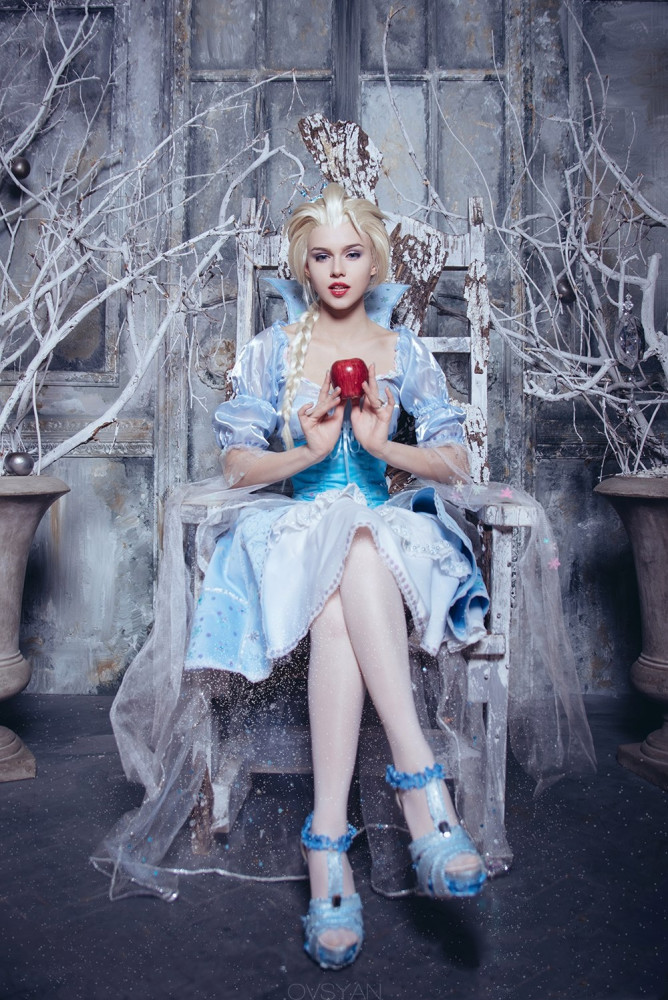 《冰雪奇缘》cos:艾莎女王很高冷,安娜就略逊一筹了