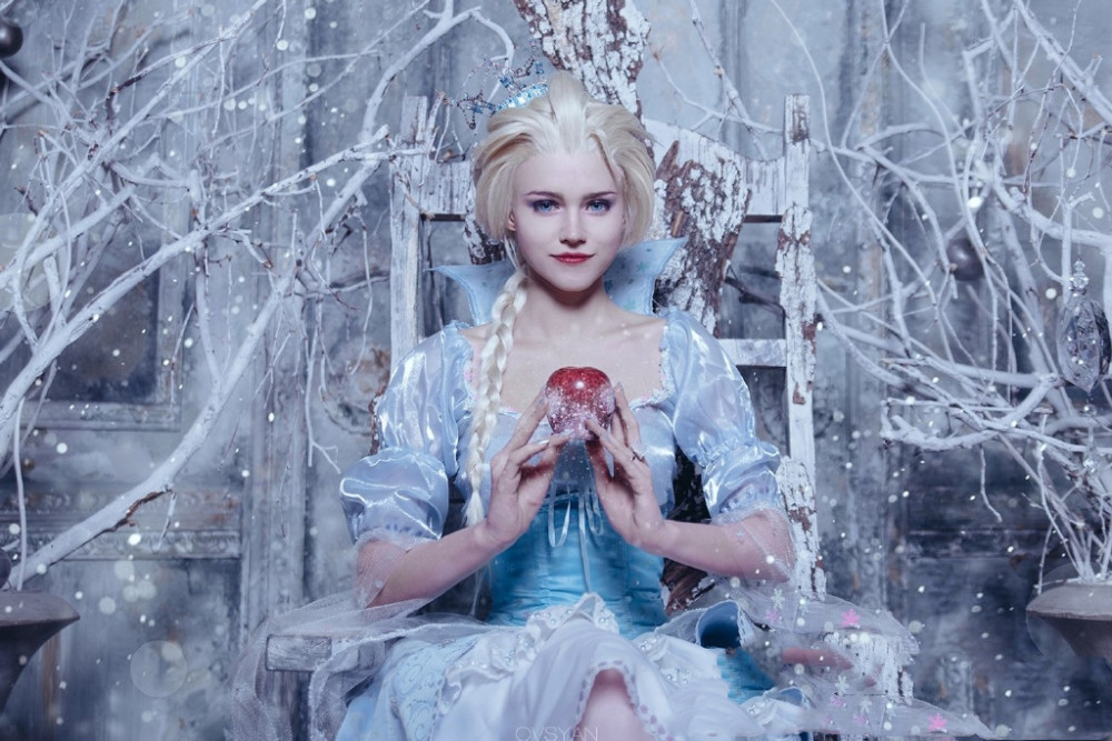 《冰雪奇缘》cos:艾莎女王很高冷,安娜就略逊一筹了