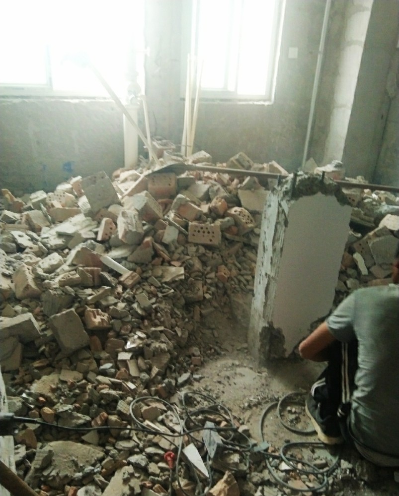 渭南东府景园业主们装修私自砸掉承重墙,物业就是这样管事的?