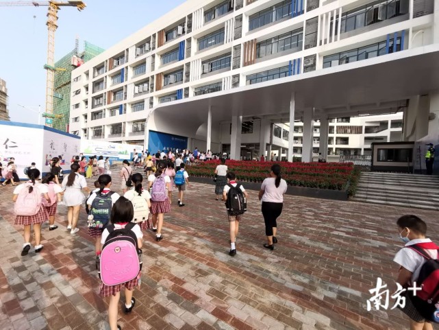 龙华德风小学新校区部分建成交付使用