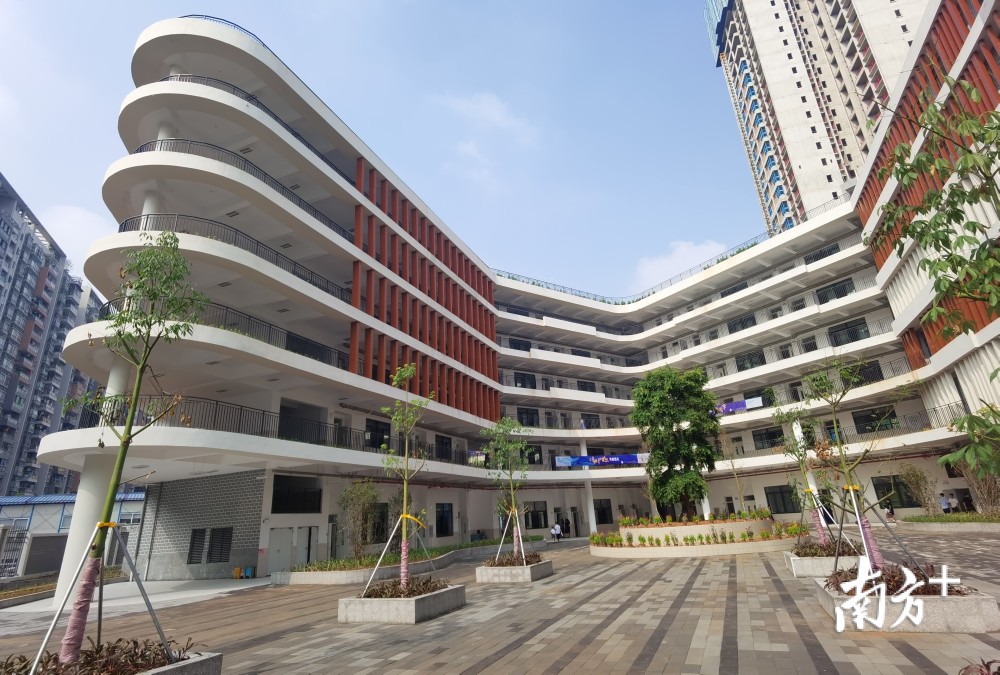 龙华德风小学新校区部分建成交付使用