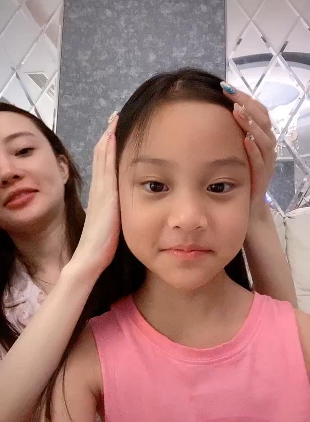 7岁甜馨长大了!开学前被李小璐拉着"化妆",越长越像贾乃亮_腾讯新闻