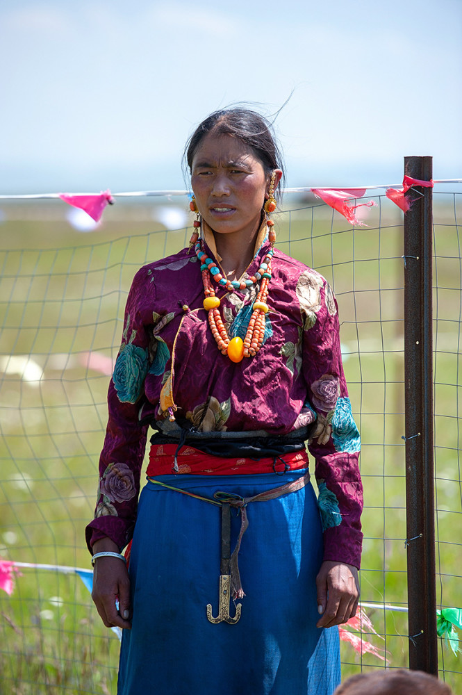 趁牧民休息的间歇,拍了张照片,原来是位高原藏族美女,即使是在干活,这