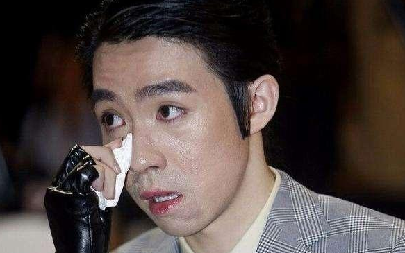 为《八佰》"献身"的俞灏明,全裸出镜露出烧伤疤痕,变身实力派