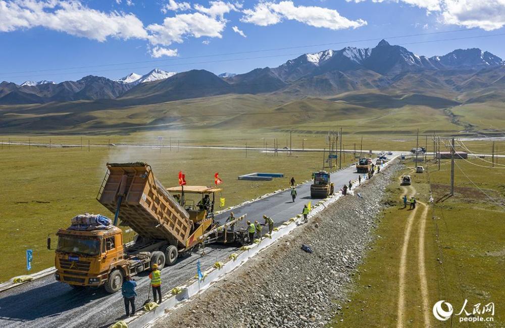 县至青海省祁连县公路(简称肃祁公路)青海段正式开始沥青摊铺施工作业