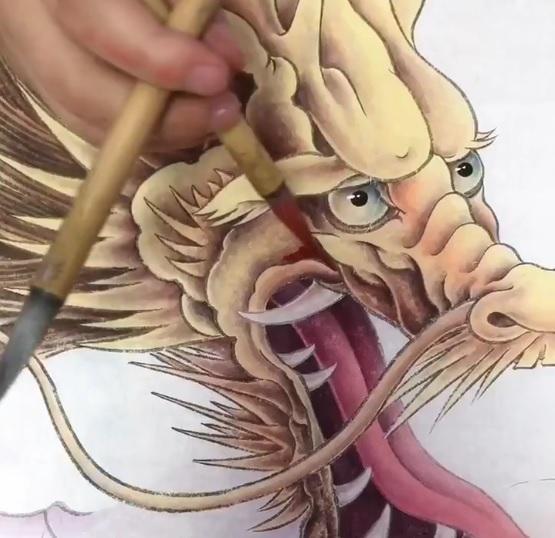 民间美女画巨龙却被批评画过头了龙眼睛露凶光不吉利