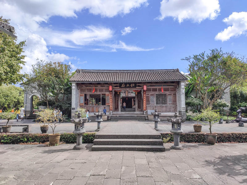 往左有馬幫紀念館,元龍閣,艾思奇故居,龍潭,劉氏宗祠,酒吧街等景點