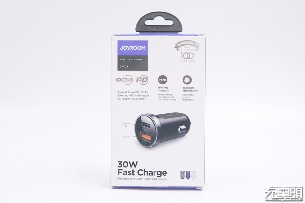 包装盒背面设计信息跟正面的相差无几,车充外观图旁边有接口介绍.