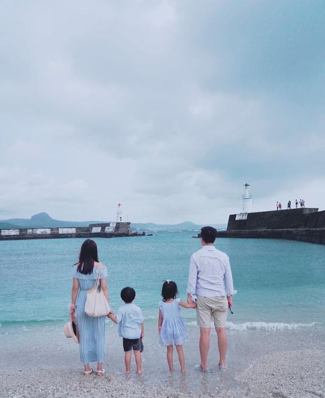 林志颖|林志颖弟弟林志鑫一家四口海湾度假，夫妻俩亲吻比心秀恩爱，儿女乖巧可爱