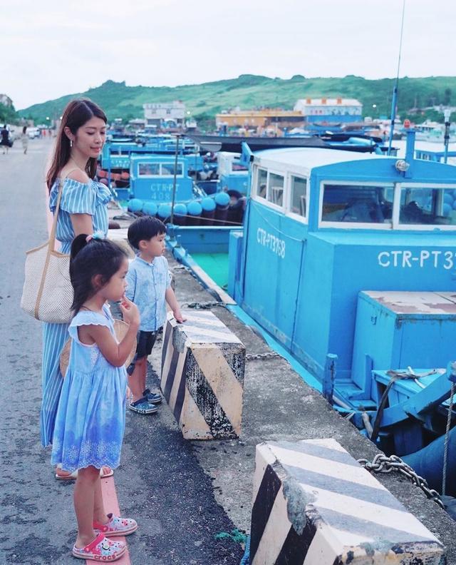林志颖|林志颖弟弟林志鑫一家四口海湾度假，夫妻俩亲吻比心秀恩爱，儿女乖巧可爱