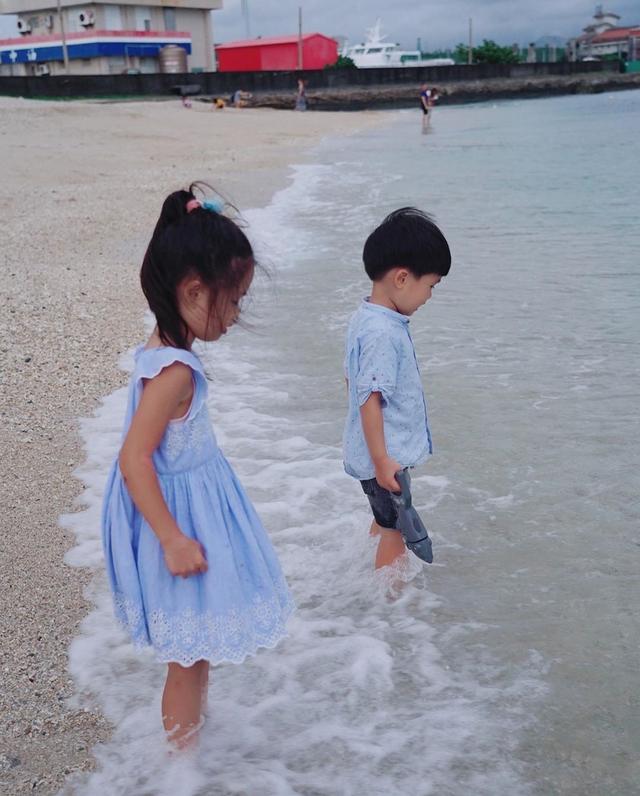 林志颖|林志颖弟弟林志鑫一家四口海湾度假，夫妻俩亲吻比心秀恩爱，儿女乖巧可爱