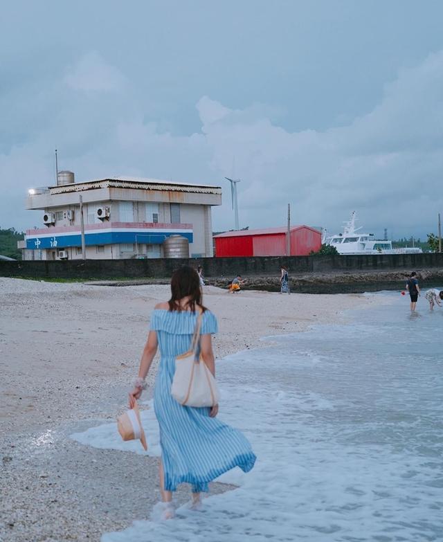 林志颖|林志颖弟弟林志鑫一家四口海湾度假，夫妻俩亲吻比心秀恩爱，儿女乖巧可爱