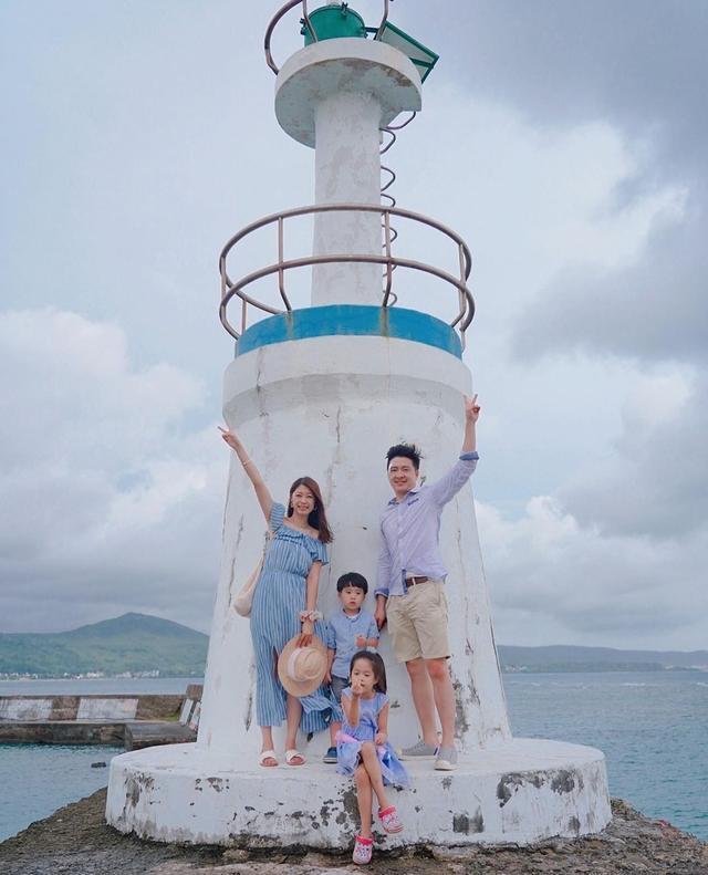 林志颖|林志颖弟弟林志鑫一家四口海湾度假，夫妻俩亲吻比心秀恩爱，儿女乖巧可爱