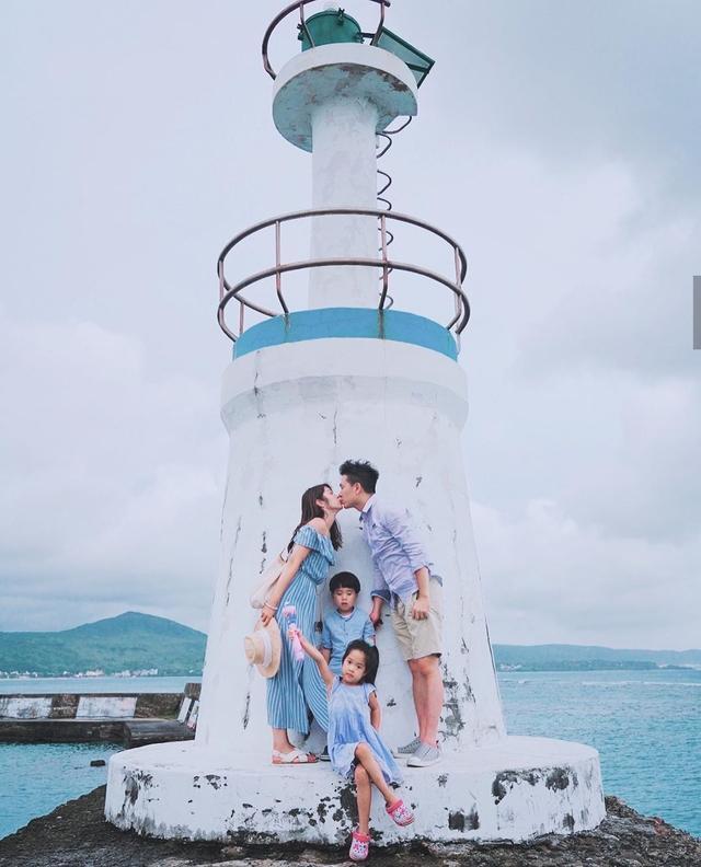 林志颖|林志颖弟弟林志鑫一家四口海湾度假，夫妻俩亲吻比心秀恩爱，儿女乖巧可爱