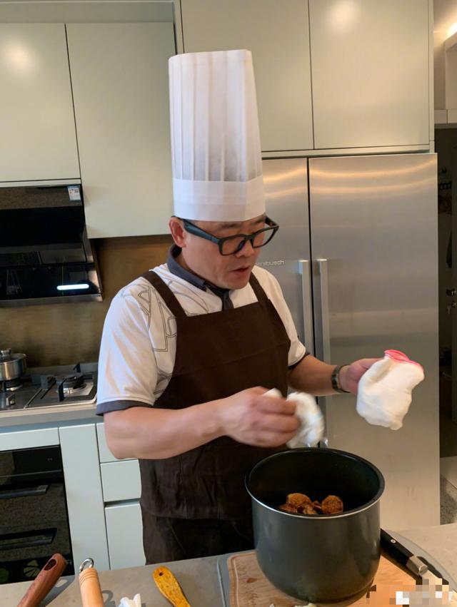 周立波|53岁周立波公开骂人，言语犀利极其生气，疑似与唐爽再度开战