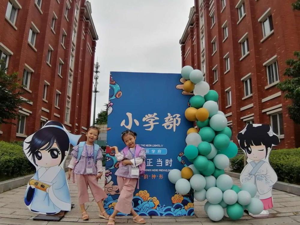 四川宜宾东辰学校开学首日学校美景成打卡点