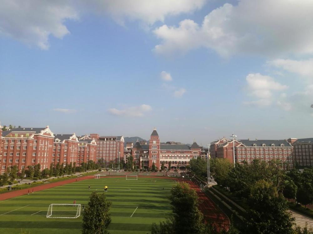 四川宜宾东辰学校开学首日学校美景成打卡点