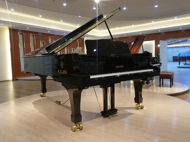 沪德合作结硕果64架施特劳斯钢琴法国展风采