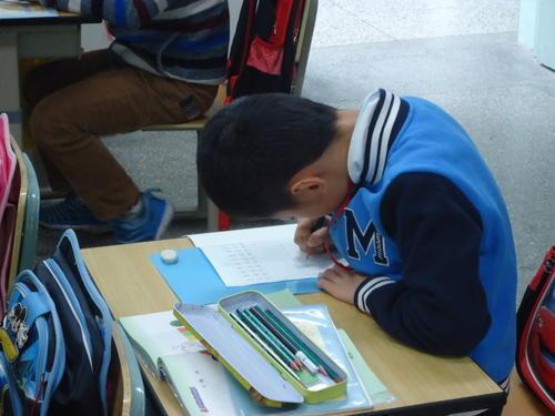 防控近视,孩子们不正确的坐姿,或是最大隐患