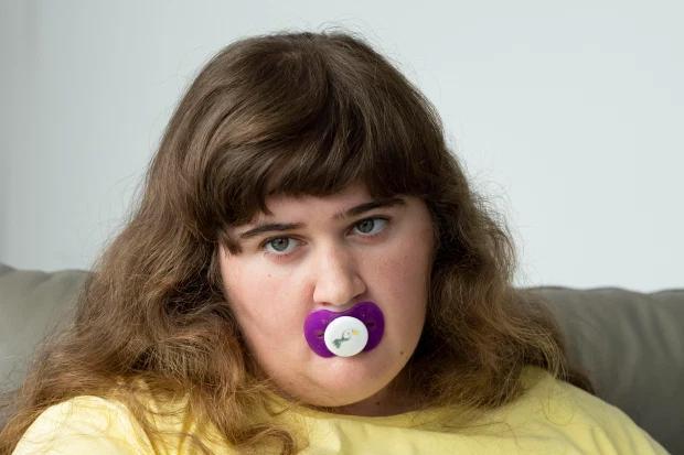 英国巨婴:吮奶嘴穿纸尿裤,19岁少女行为仍像10个月的宝宝