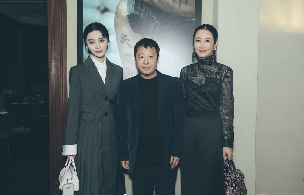 范冰冰|范冰冰复出露面参加活动，同框小宋佳比美，高个子小宋佳合影不输