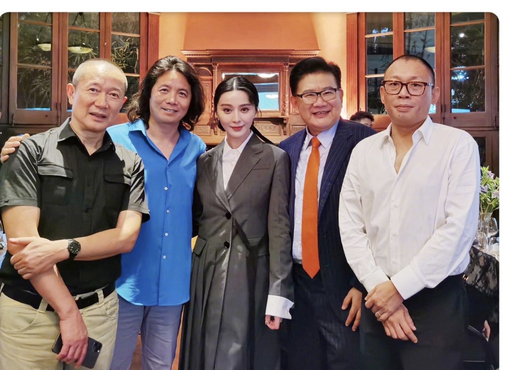 范冰冰|范冰冰复出露面参加活动，同框小宋佳比美，高个子小宋佳合影不输