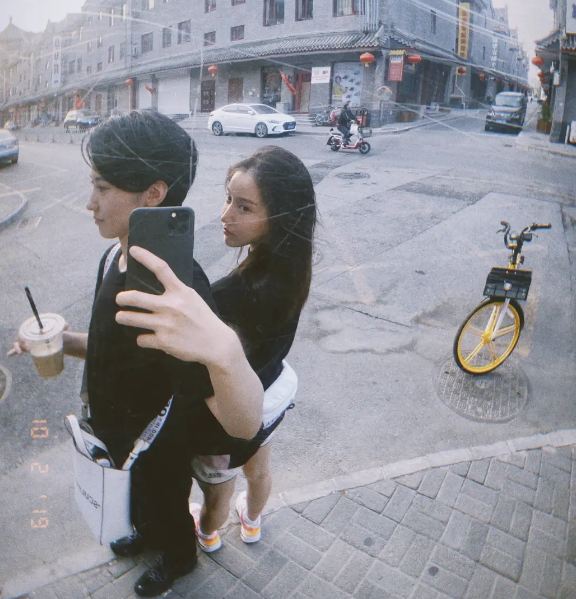 姜贞羽都被拍到亲亲了经纪公司为什么还要否认恋情