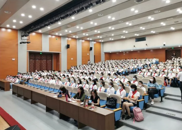 8月26日,天津市海河中學開始了對初一年級新生為期三天的培訓,同學們