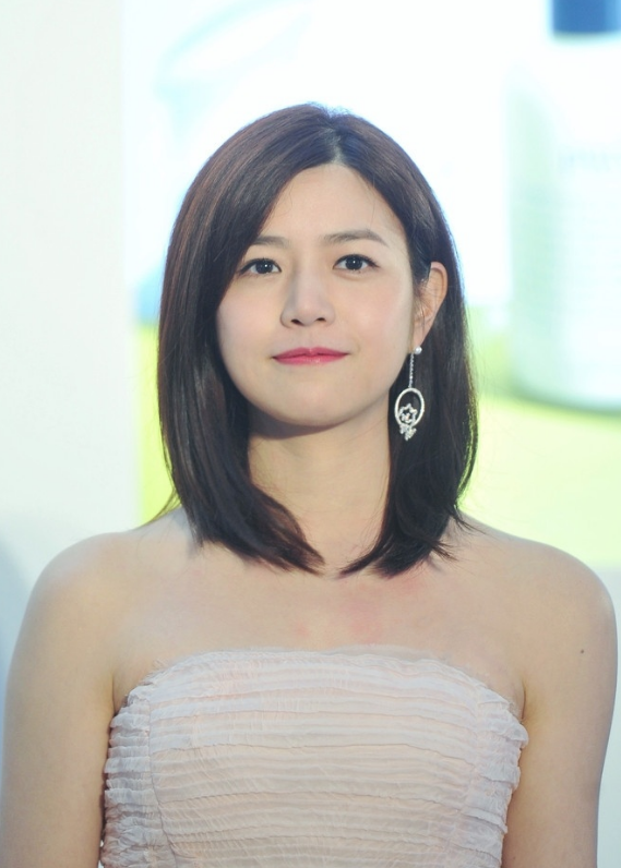 结婚后陈妍希放弃身材管理?穿灯笼裙亮相活动,这身材简直没眼看