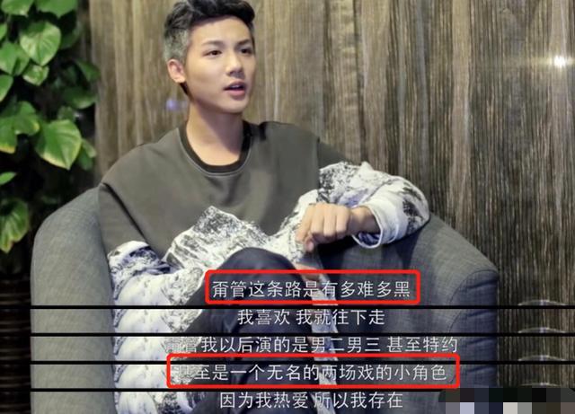 27岁郑业成室外抽烟姿势太老练室外随地吐痰与往日形象反差大