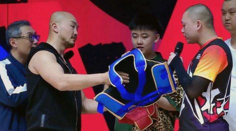 一龙和二狗的一场秀,倒下的刘二狗才是最大的赢家