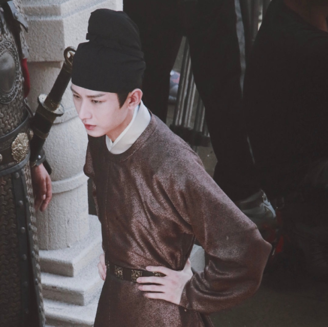 成毅梦醒长安路透穿黑色斗篷造型超帅气侧颜也太好优越了