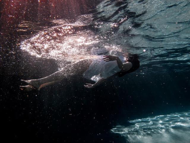 女子公园落水淡定漂浮这种教科书的自救法家长请务必教给孩子