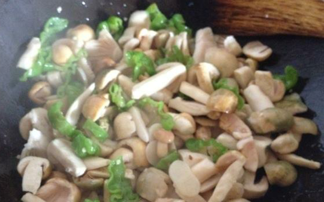 野生菌|农民称它：埋在山里的“青玉”，目前极为珍贵，遇见别错过