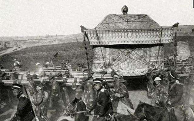 老北京|封建文化缩影：老北京丧礼讲究规格，杠夫高收入全靠“敲竹杠”