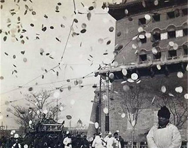 老北京|封建文化缩影：老北京丧礼讲究规格，杠夫高收入全靠“敲竹杠”