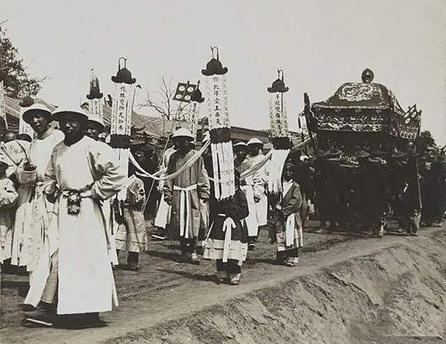 老北京|封建文化缩影：老北京丧礼讲究规格，杠夫高收入全靠“敲竹杠”