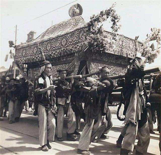 老北京|封建文化缩影：老北京丧礼讲究规格，杠夫高收入全靠“敲竹杠”