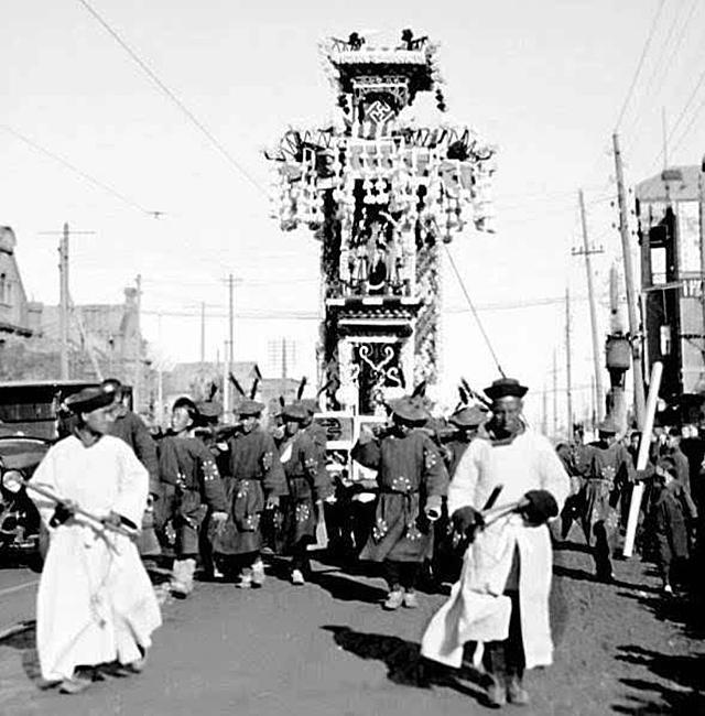 老北京|封建文化缩影：老北京丧礼讲究规格，杠夫高收入全靠“敲竹杠”