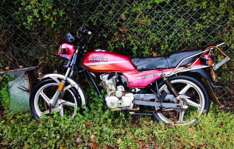 废旧摩托车别乱扔,车上这东西拆下来,转手一卖或许能换辆新车!