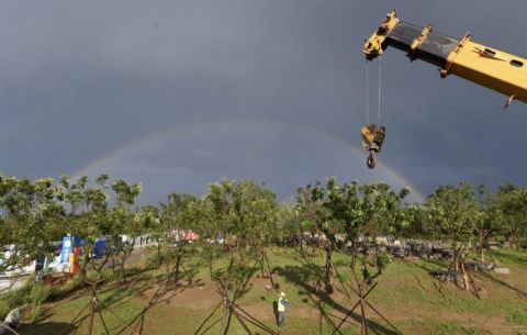 吊车|吊车吊起双彩虹