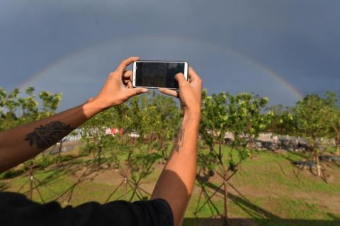 吊车|吊车吊起双彩虹