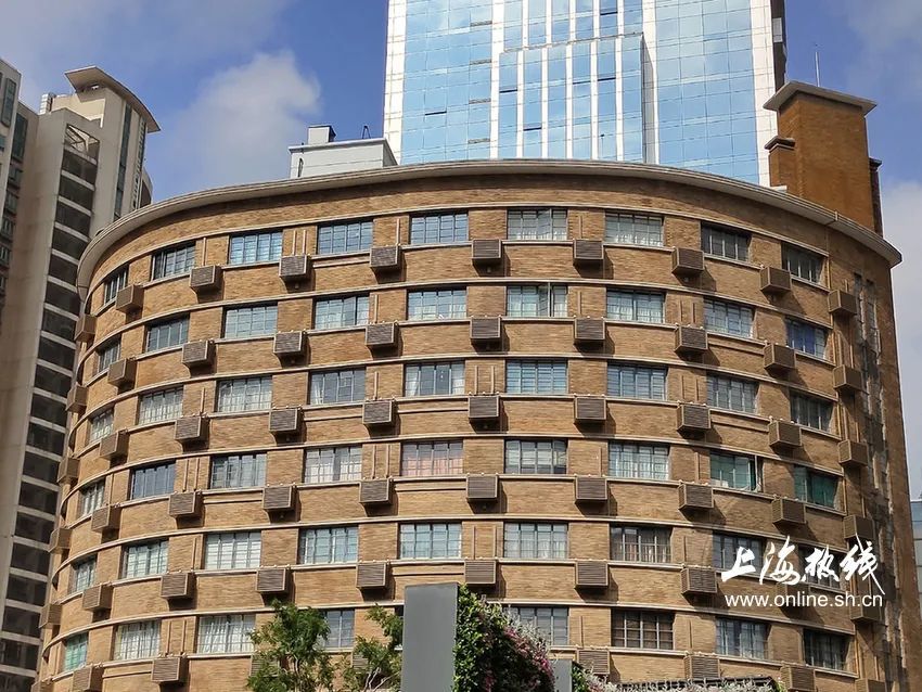 这座大楼简直鬼斧神工半圆弧墙角超薄身材最美旋转梯