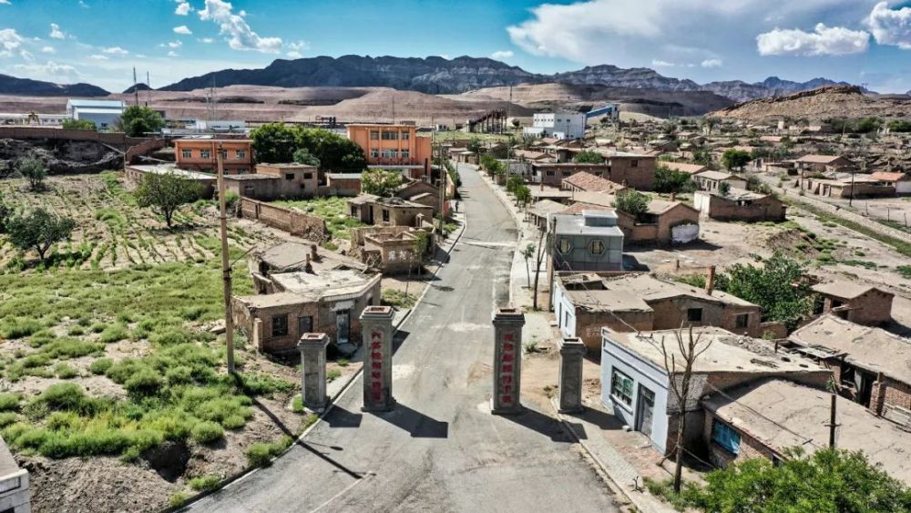 如今,工业旅游特色小镇正依托原石炭井作为宁夏唯一完整的 工矿行政区