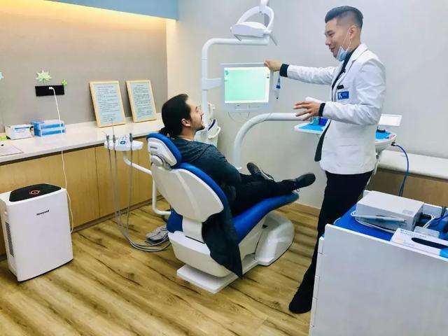 许君豪|前台湾偶像歌手“可米小子”主唱在成都当牙医：只是从一个家到另一个家