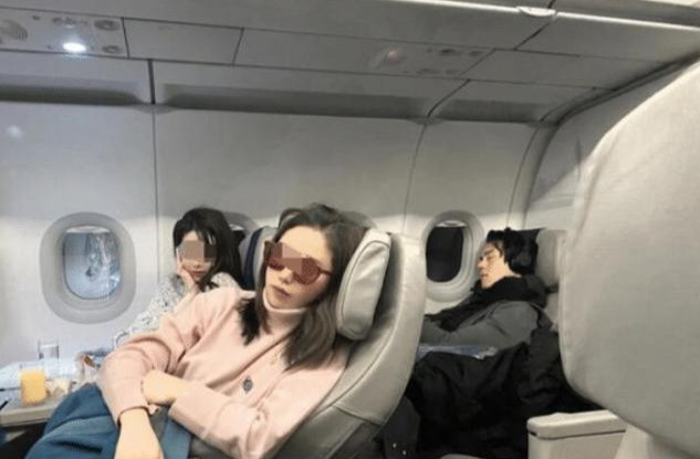 彭于晏|网友飞机上偶遇彭于晏，周围都是美女，一心只顾睡觉头发凌乱！